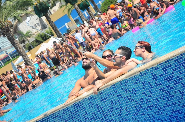 Cyan Sunday Club Lets Carnival